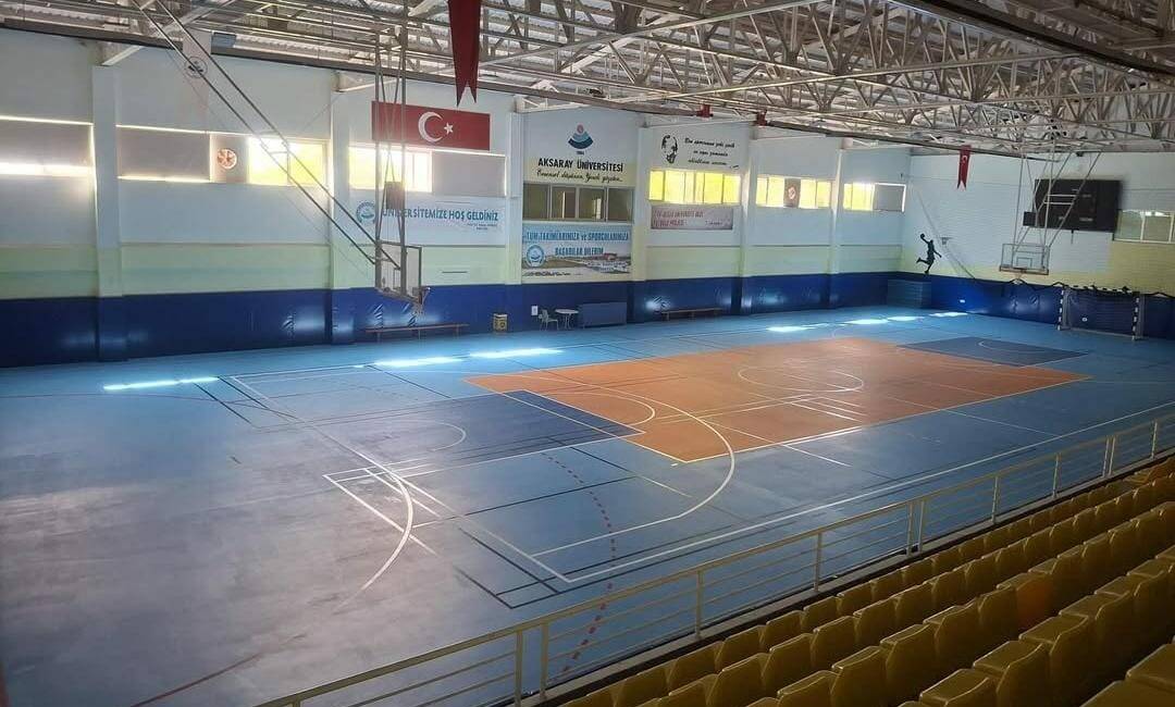 Aksaray Üniversitesi Spor Bilimleri Fakültesi bünyesindeki spor salonu, öğrencilerin yanı