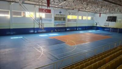 Aksaray Üniversitesi Spor Bilimleri Fakültesi bünyesindeki spor salonu, öğrencilerin yanı