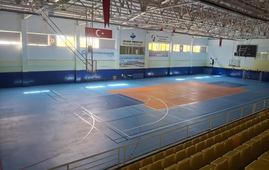 Aksaray Üniversitesi Spor Bilimleri Fakültesi bünyesindeki spor salonu, öğrencilerin yanı
