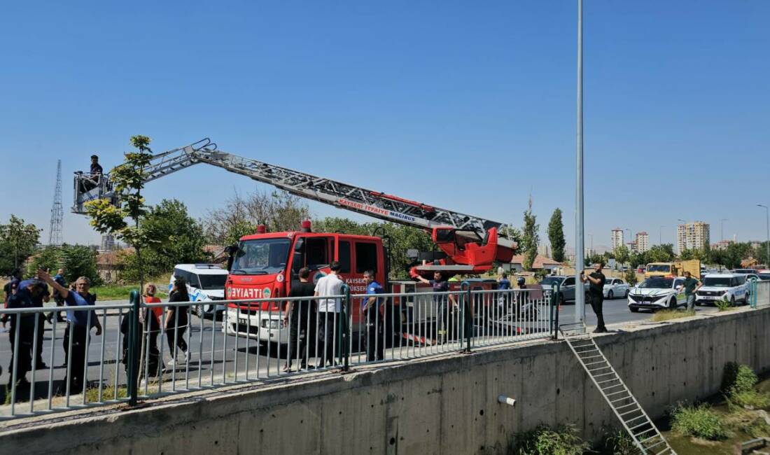 Kayseri'nin Melikgazi ilçesinde meydana gelen olayda yoldan çıkan otomobil sulama