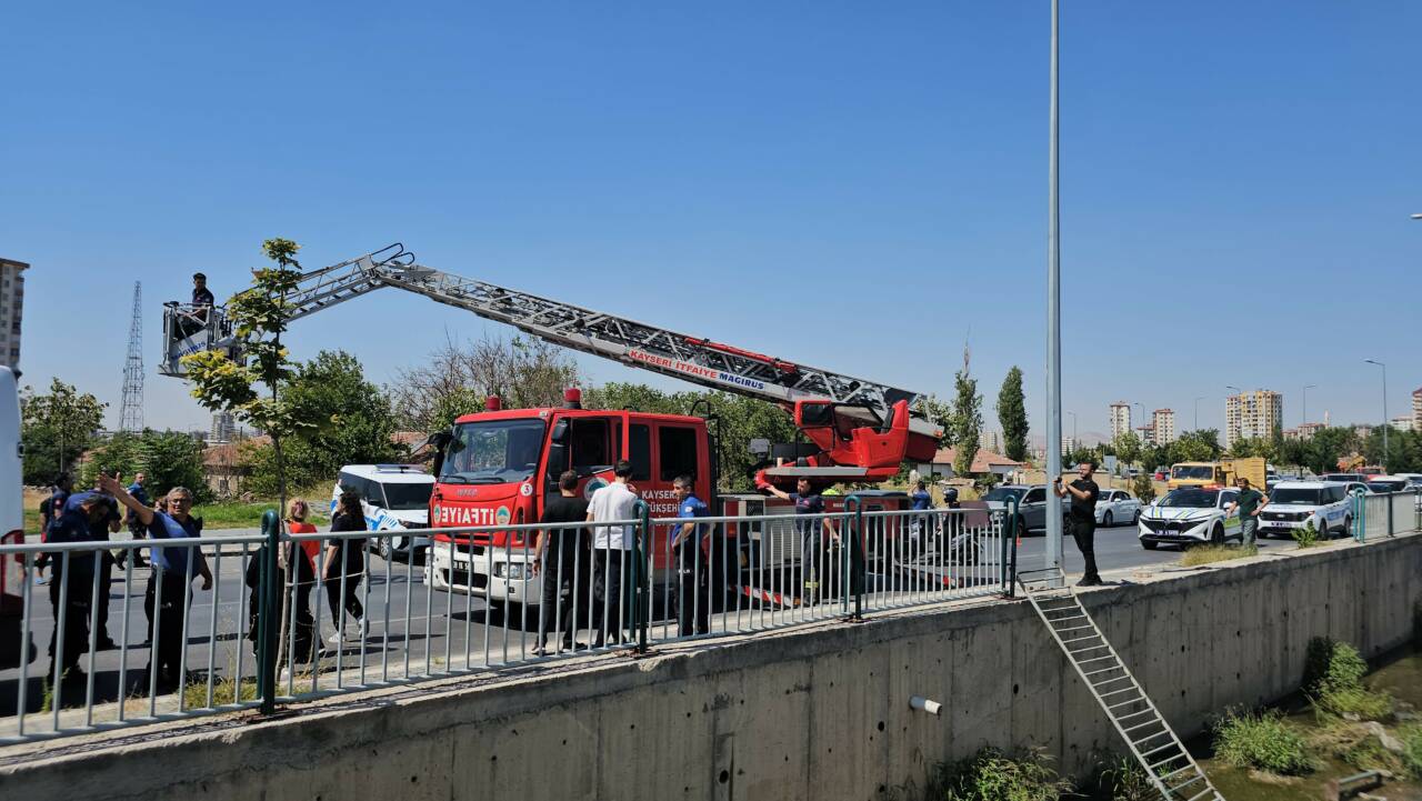 Kayseri'nin Melikgazi ilçesinde meydana gelen olayda yoldan çıkan otomobil sulama