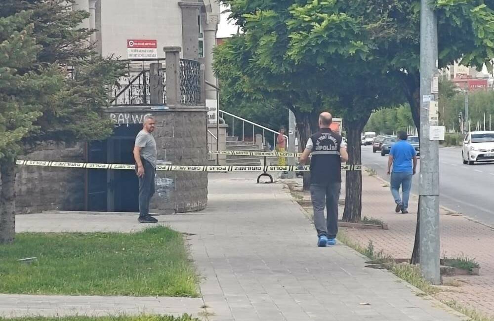 Kayseri'nin Melikgazi ilçesinde yaşanan olayda bir şahıs tartıştığı kişiyi cami