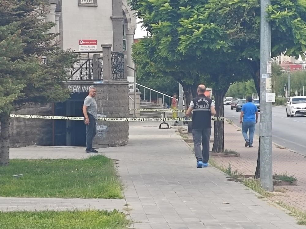 Kayseri'nin Melikgazi ilçesinde yaşanan olayda bir şahıs tartıştığı kişiyi cami