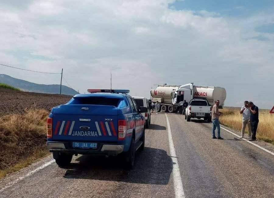 Ankara’nın Ayaş ilçesinde yaşanan olayda tır ile otomobil çarpıştı. Kazada