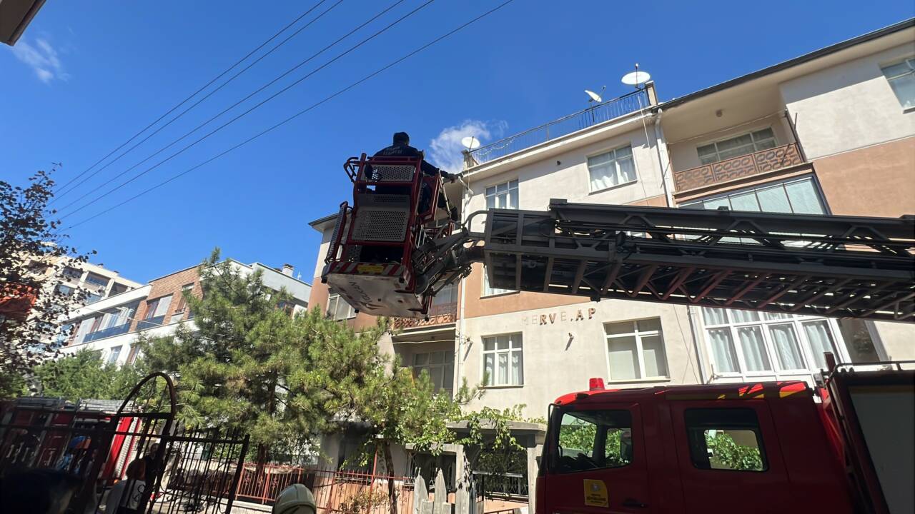 Konya’da 4 katlı binanın birinci katında yangın çıktı. Yangın itfaiye