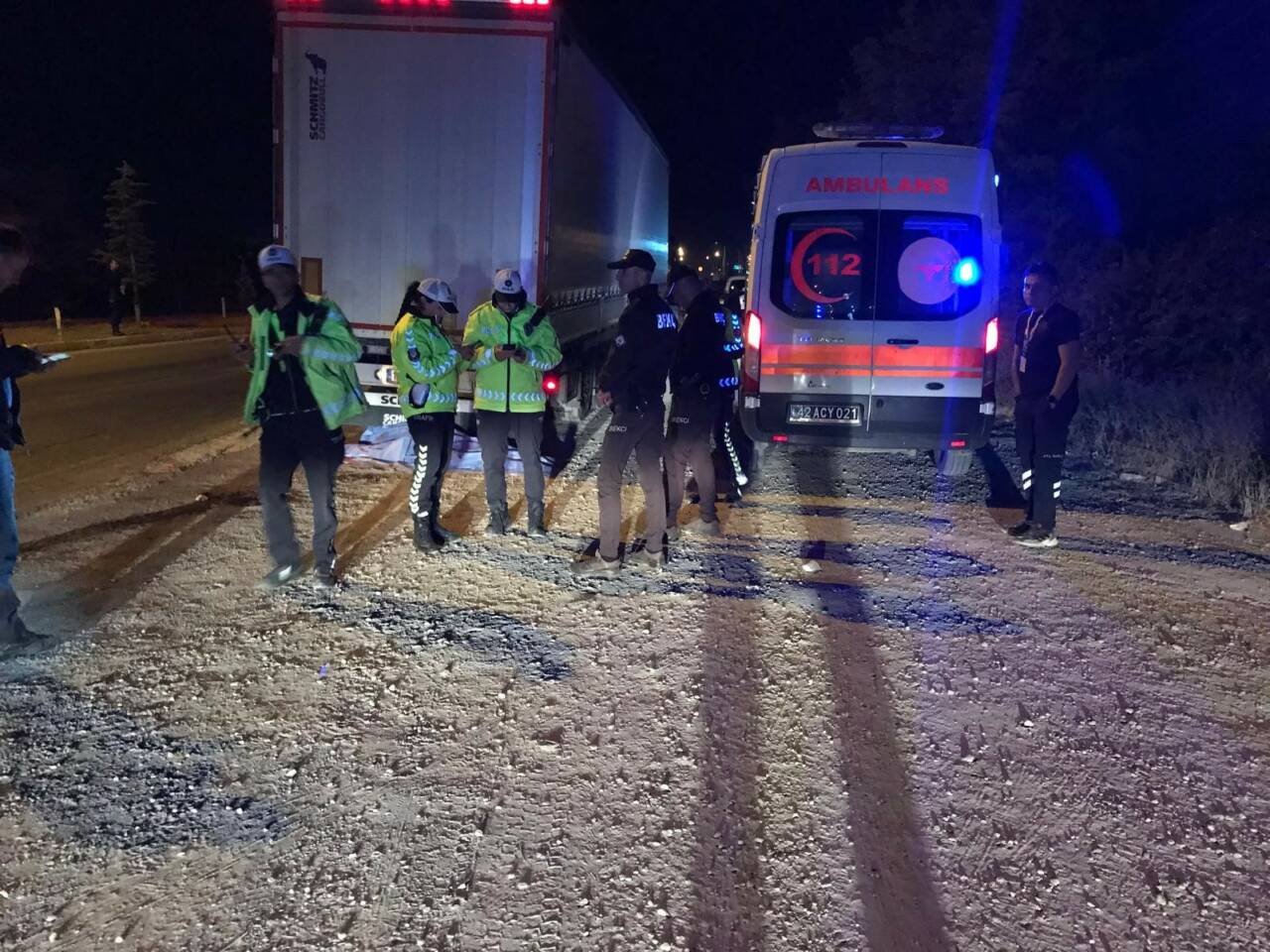 Konya'nın Ereğli ilçesinde meydana gelen kazada kara yolundan karşıya geçmek