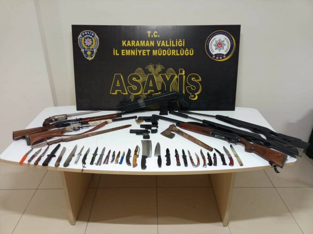 Karaman'da İl Emniyet Müdürlüğü ekiplerinin yaptığı asayiş uygulamalarında uyuşturucu, ruhsatsız