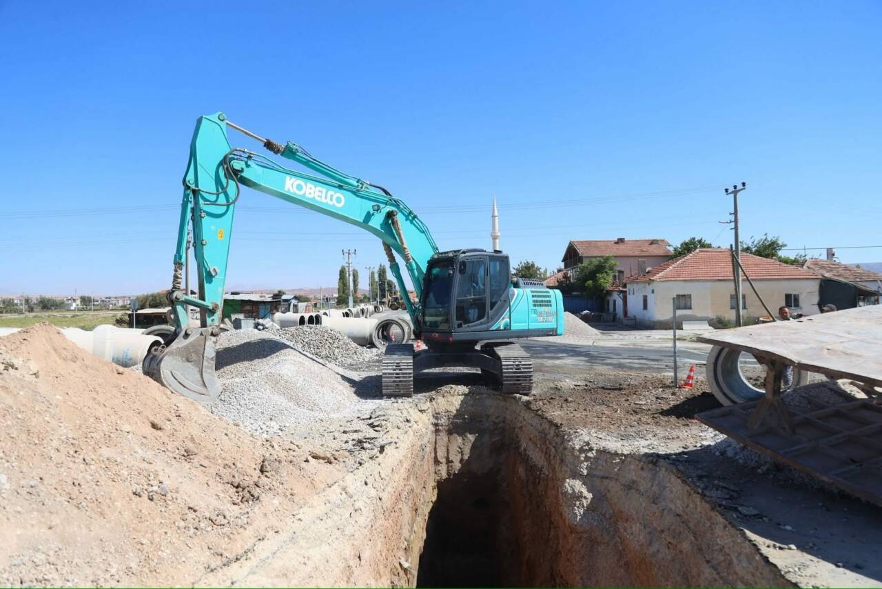 Aksaray Belediyesi tarafından İstiklal Mahallesi 12. Bulvar’da başlatılan kanalizasyon şebeke