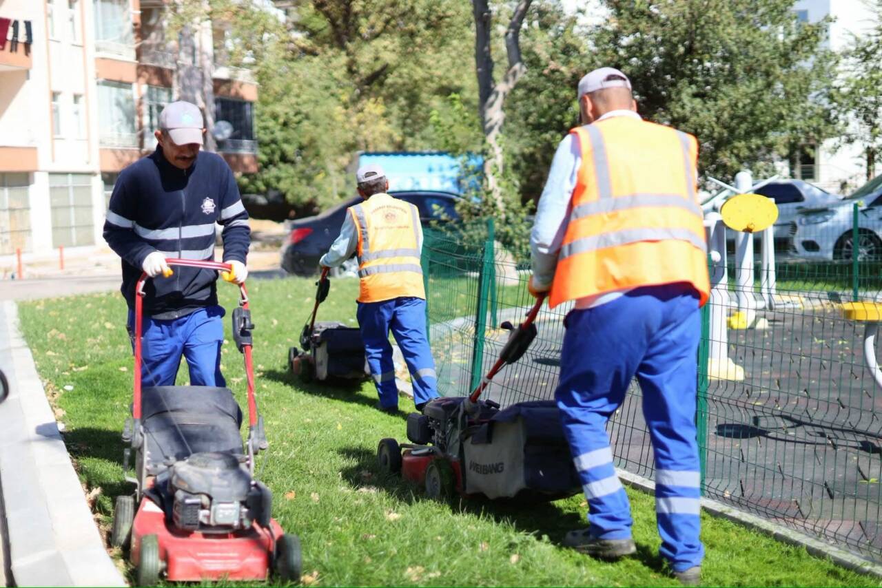 Aksaray Belediyesi ekipleri Coğlaki Mahallesinde çim biçme, peyzaj ve genel