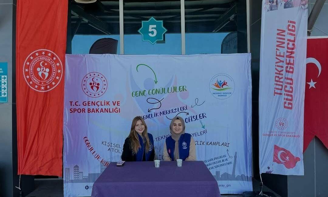 Aksaray Gençlik Merkezi temsilcileri, üniversite için şehre gelen öğrencileri terminalde