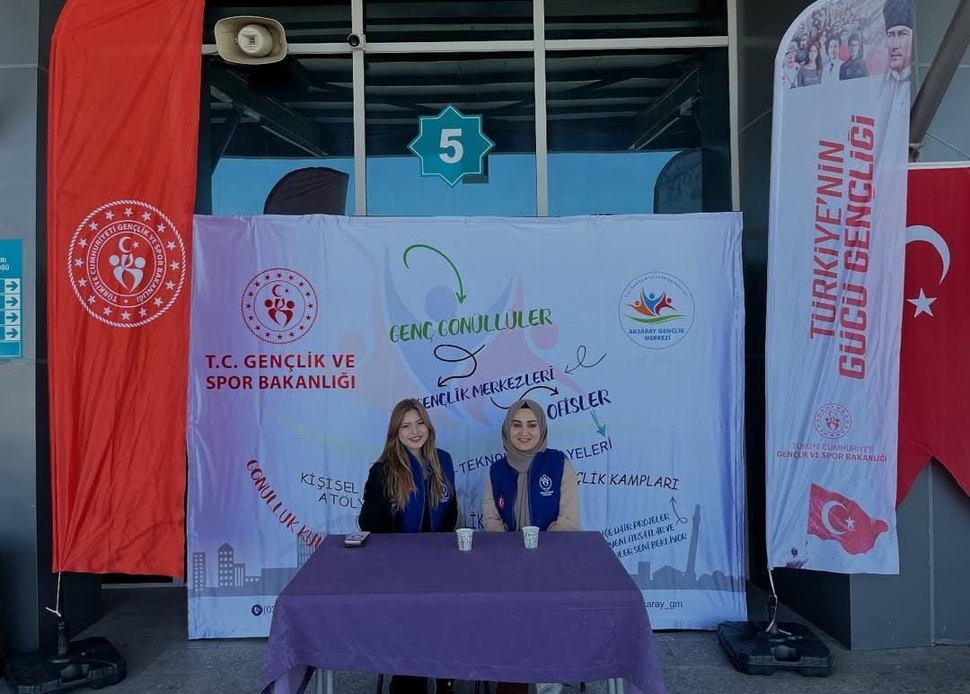 Aksaray Gençlik Merkezi temsilcileri, üniversite için şehre gelen öğrencileri terminalde