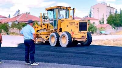 Gülağaç'ta gerçekleştirilen sıcak asfalt çalışmaları kapsamında Bekarlar Yolu tamamlanmak üzere.