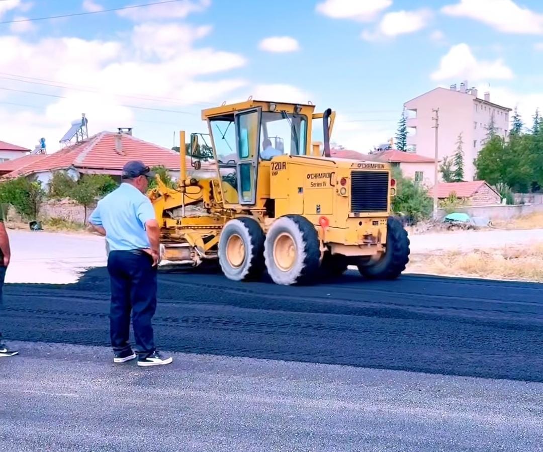 Gülağaç'ta gerçekleştirilen sıcak asfalt çalışmaları kapsamında Bekarlar Yolu tamamlanmak üzere.