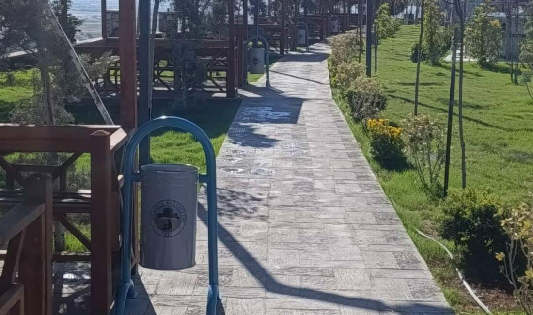 Demirci Belediyesi, millet bahçesinde ihtiyaç duyulan çöp konteynerlerini tamamlayarak vatandaşların
