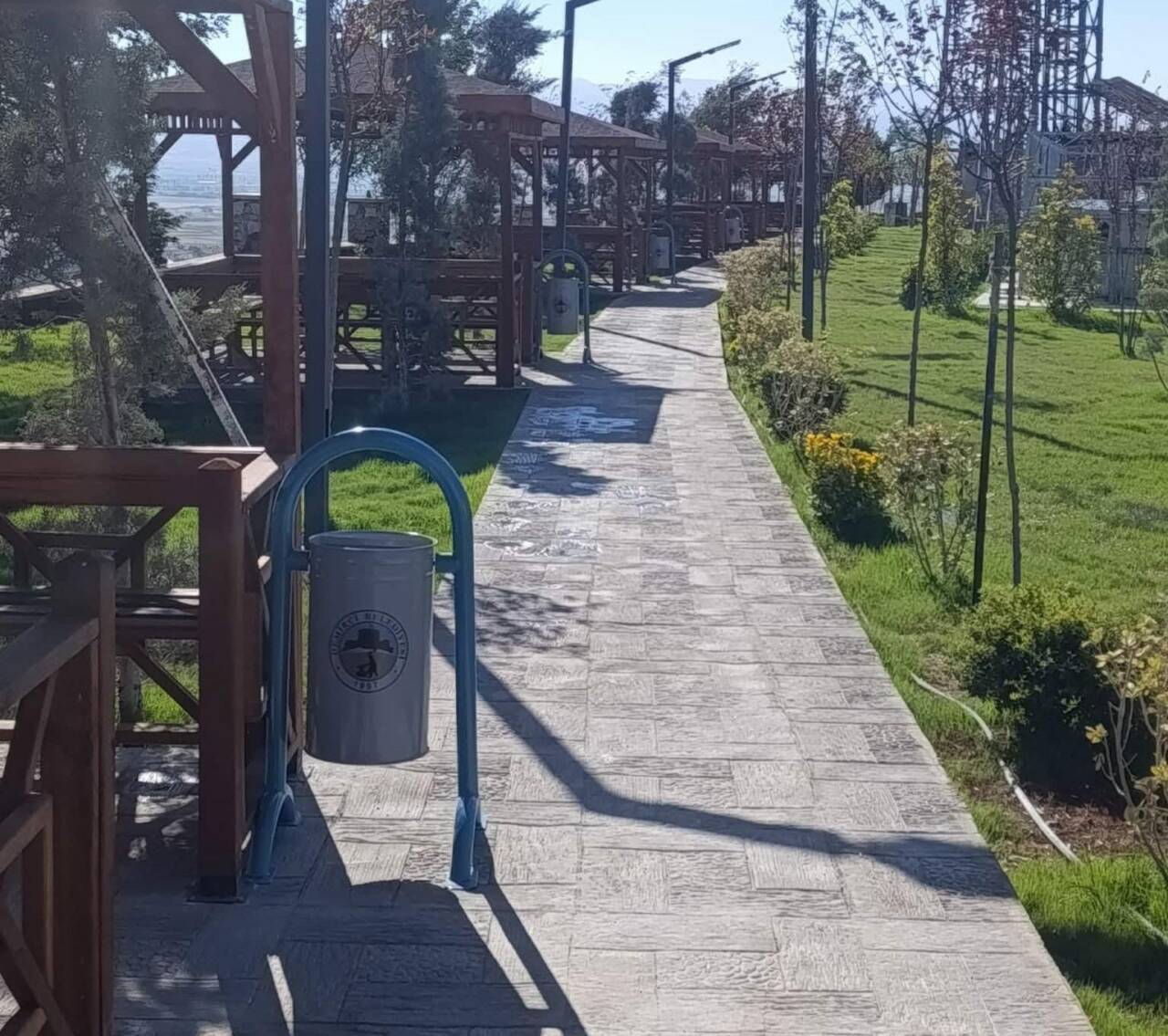 Demirci Belediyesi, millet bahçesinde ihtiyaç duyulan çöp konteynerlerini tamamlayarak vatandaşların