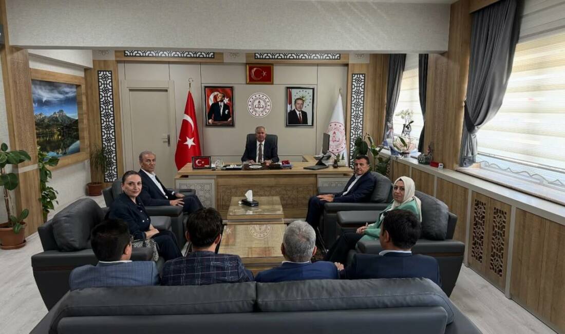 Eğitim-Bir-Sen Aksaray Şube Başkanı Murat Görmez ve beraberindeki yönetim kurulu