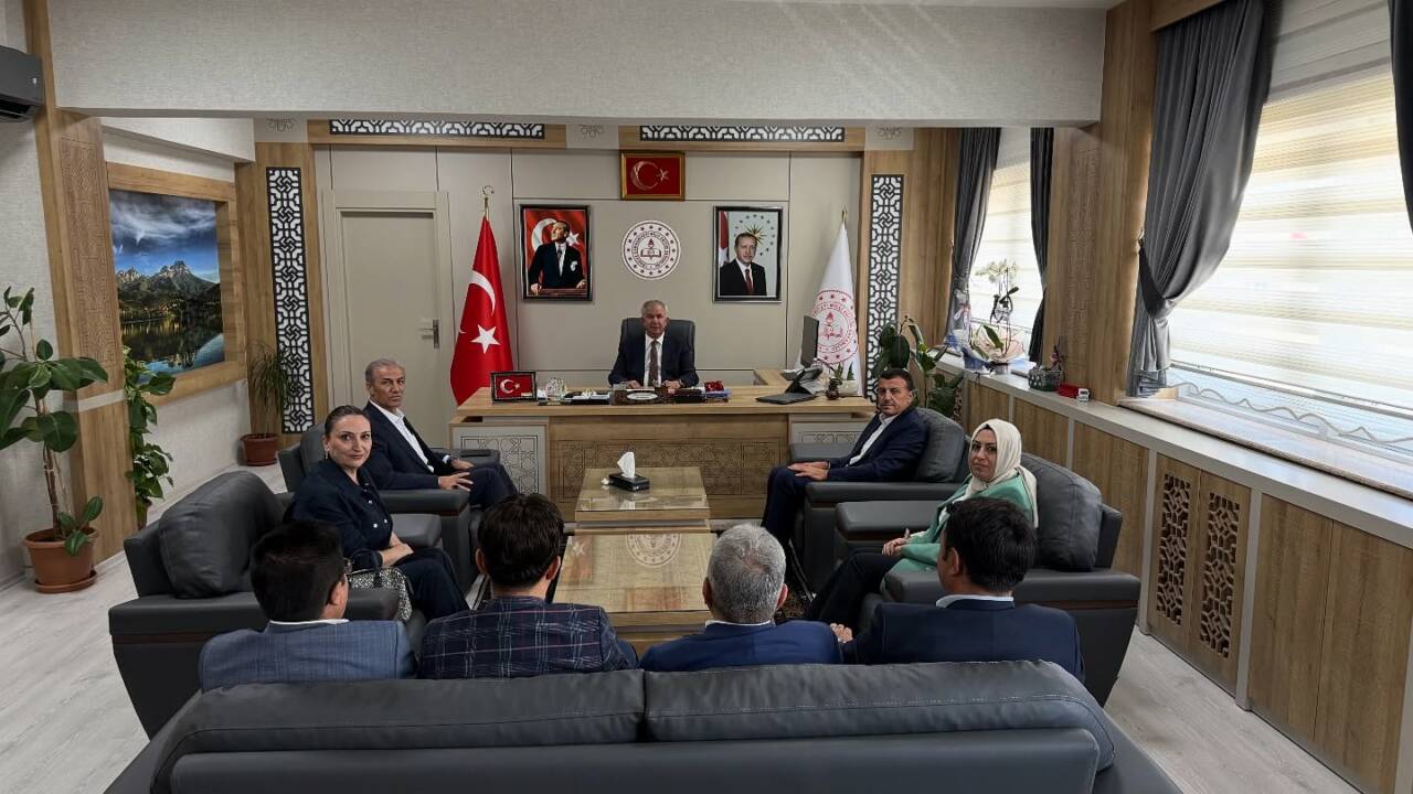 Eğitim-Bir-Sen Aksaray Şube Başkanı Murat Görmez ve beraberindeki yönetim kurulu
