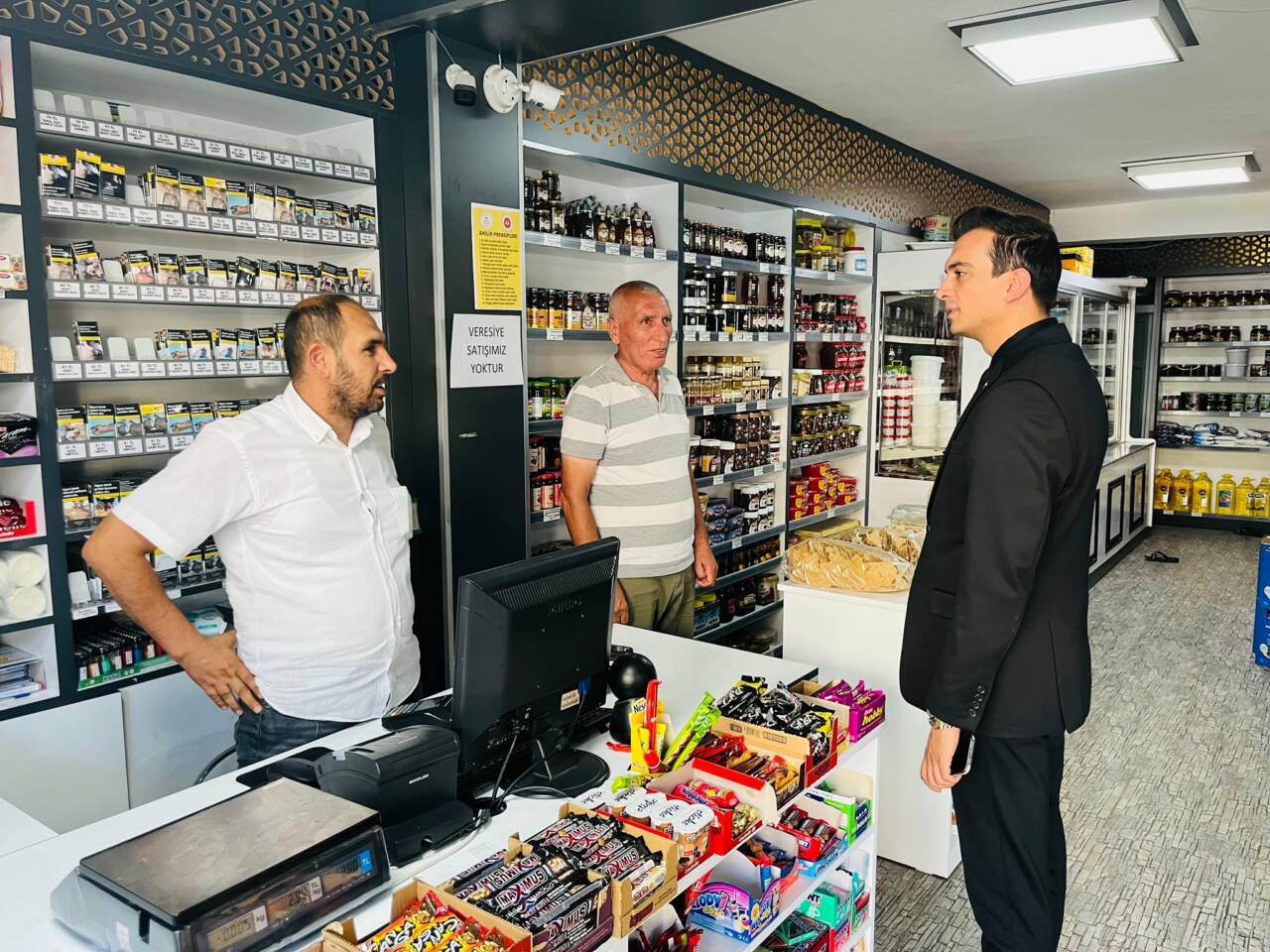 Eskil Kaymakamı Harun Uzar, esnaf ziyaretleri kapsamında ilçede faaliyet gösteren