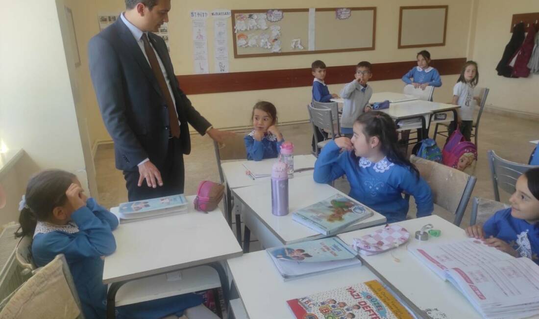 Eskil Kaymakamı Harun Uzar, ilçeye bağlı Kökez Köyü’nü ziyaret ederek