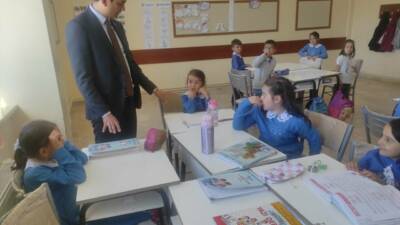 Eskil Kaymakamı Harun Uzar, ilçeye bağlı Kökez Köyü’nü ziyaret ederek
