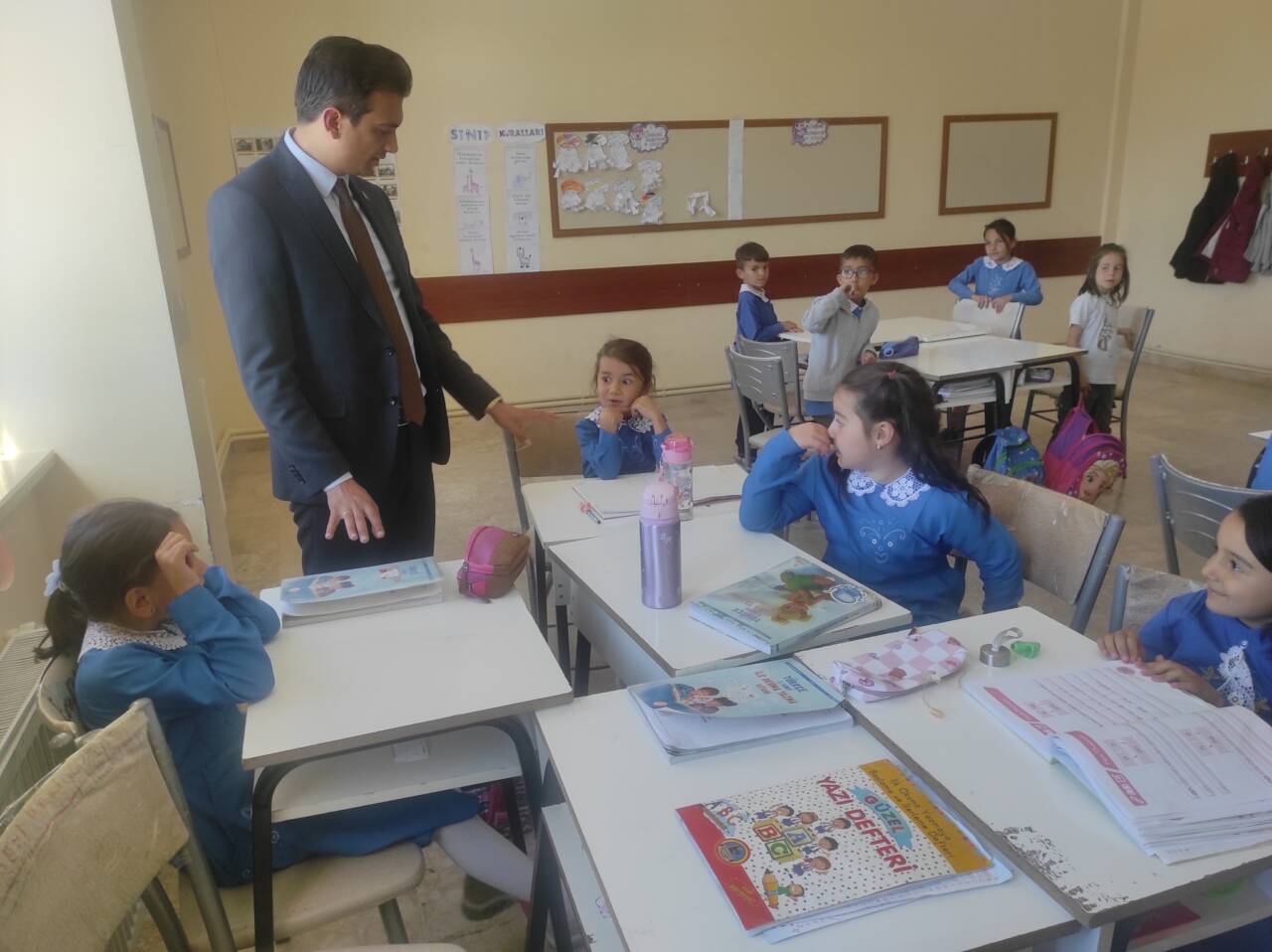 Eskil Kaymakamı Harun Uzar, ilçeye bağlı Kökez Köyü’nü ziyaret ederek