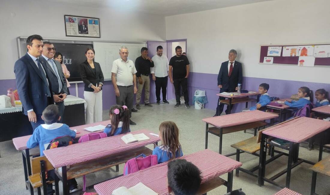 Eskil Kaymakamı Harun Uzar, ilçeye bağlı Sağsak Köyü’nde vatandaşlarla bir