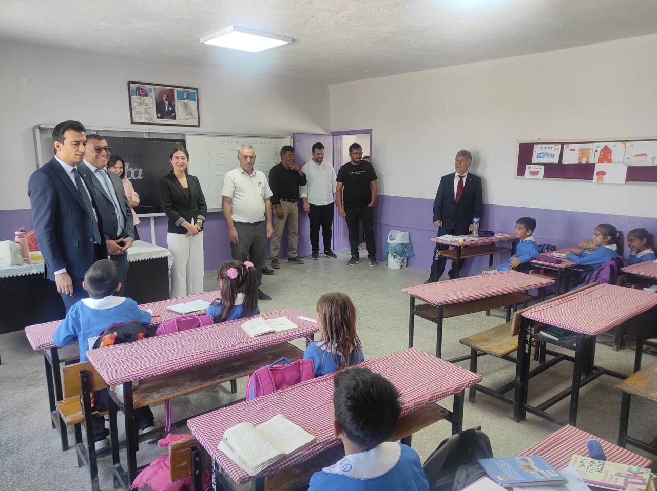 Eskil Kaymakamı Harun Uzar, ilçeye bağlı Sağsak Köyü’nde vatandaşlarla bir