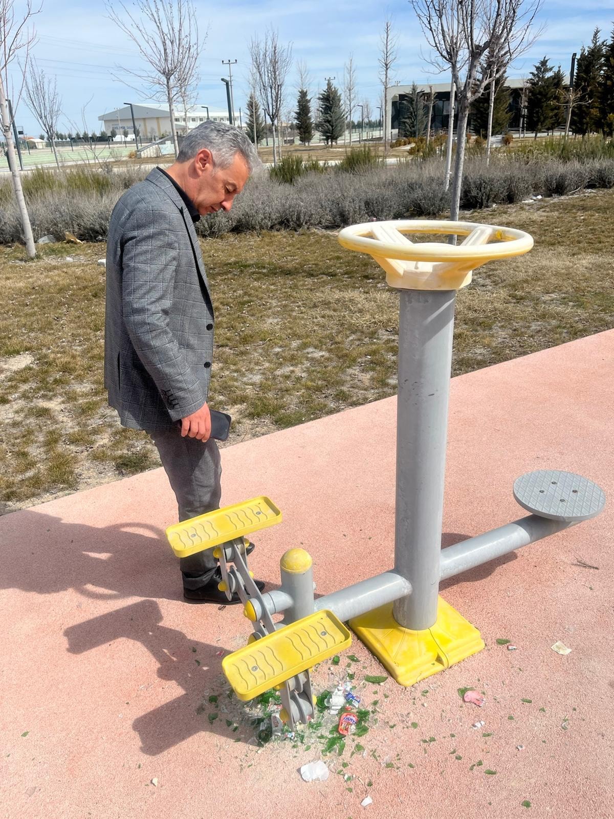 Eskil Belediyesi tarafından vatandaşların kullanımına sunulan park, bahçe ve umumi