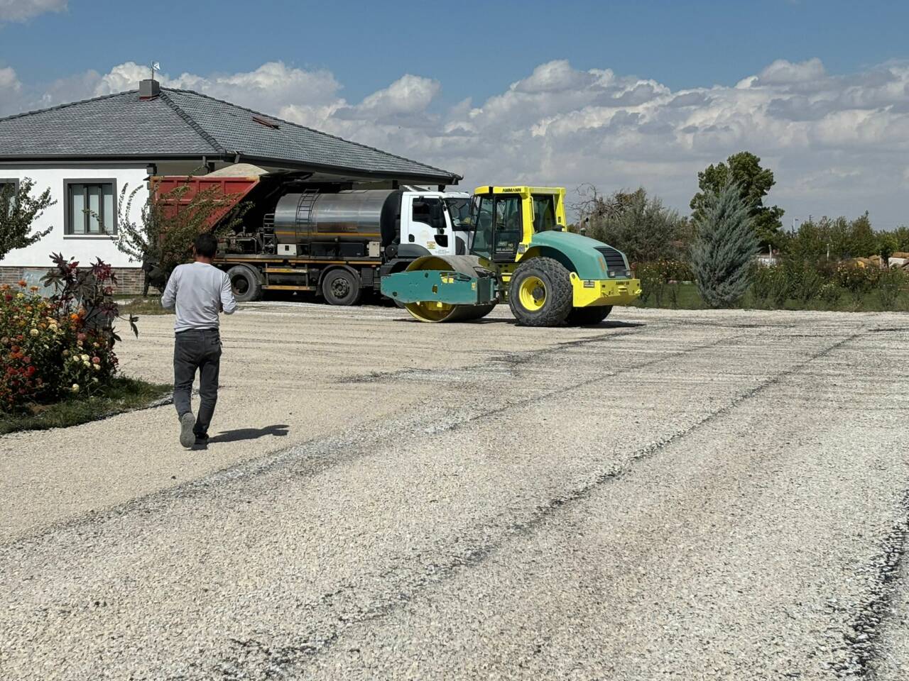 Eşmekaya Kasabası Camikebir Mahallesi, Erdoğdu Sokak ile kesişen muhtelif cadde