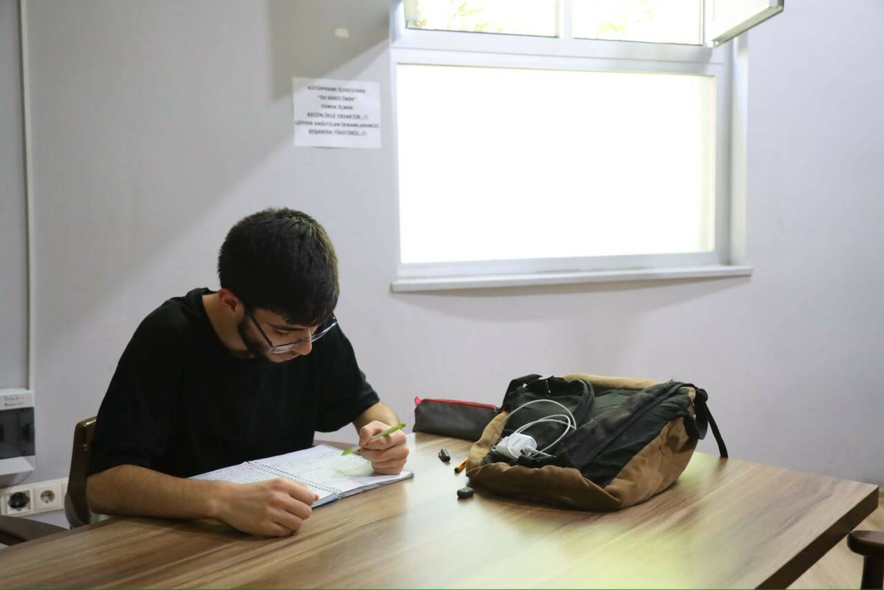 Aksaray Belediyesi, şehirdeki gençlerin eğitim ve kültürel gelişimine verdiği önemi