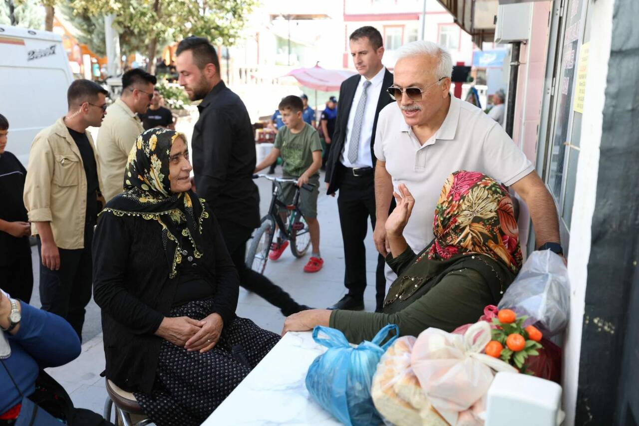 Aksaray Valisi Mehmet Ali Kumbuzoğlu, Gülağaç Semt Pazarını ziyaret ederek