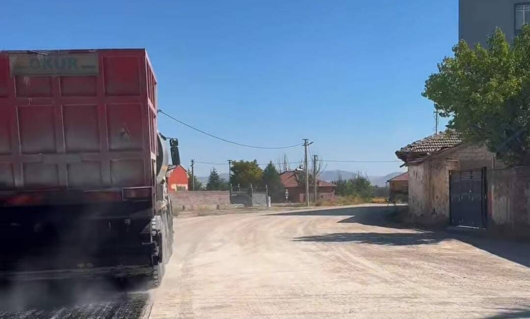 Gülağaç Belediyesi, 100. Yıl Caddesi’nde yürütülen asfaltlama çalışmalarında sona yaklaşıldığını