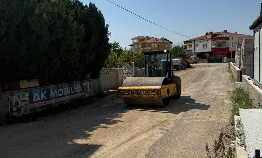 Gülağaç genelinde yürütülen yol yapım projeleri kapsamında pek çok noktada