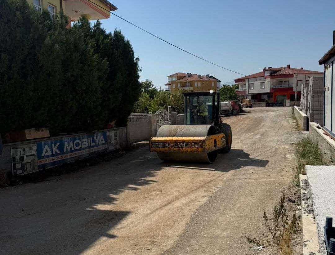 Gülağaç genelinde yürütülen yol yapım projeleri kapsamında pek çok noktada