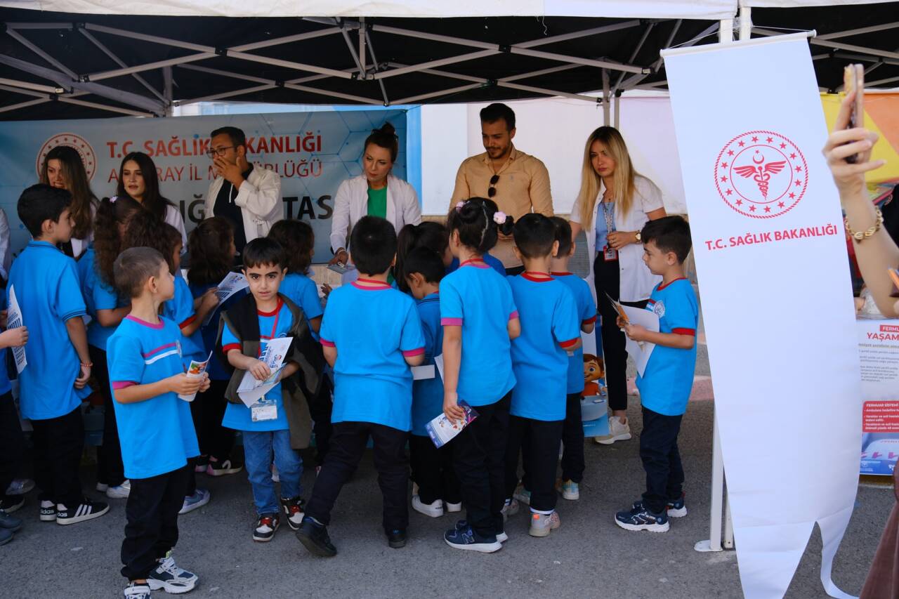 Aksaray Sağlık İl Müdürlüğü personelleri Halk Sağlığı Haftası dolayısıyla Cumhuriyet