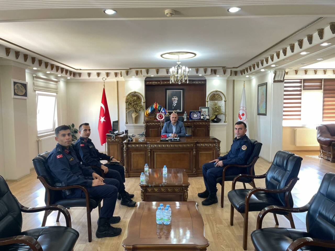 Ağaçören Kaymakamı Metin Korkmaz, ilçede göreve başlayan yeni jandarma komutanlarını