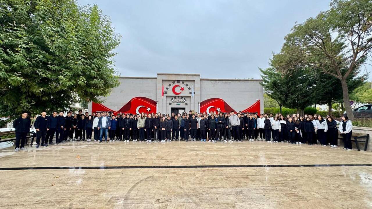 Aksaray’da Hazım Kulak Anadolu Lisesi öğrencileri, Şehitler Müzesi’ni ziyaret etti.