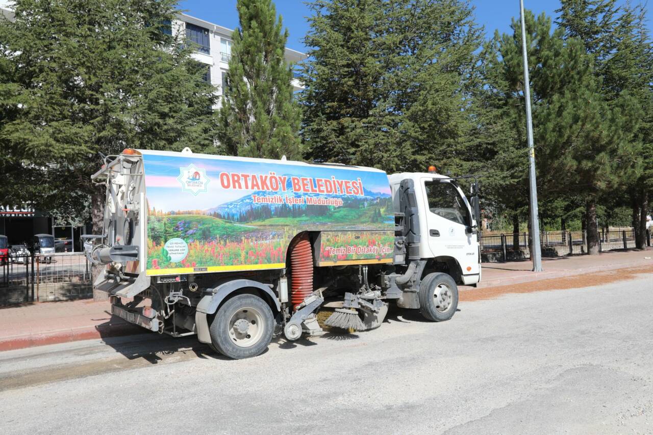 Ortaköy Belediyesi, ilçenin dört bir yanında yürüttüğü temizlik faaliyetlerine kanal