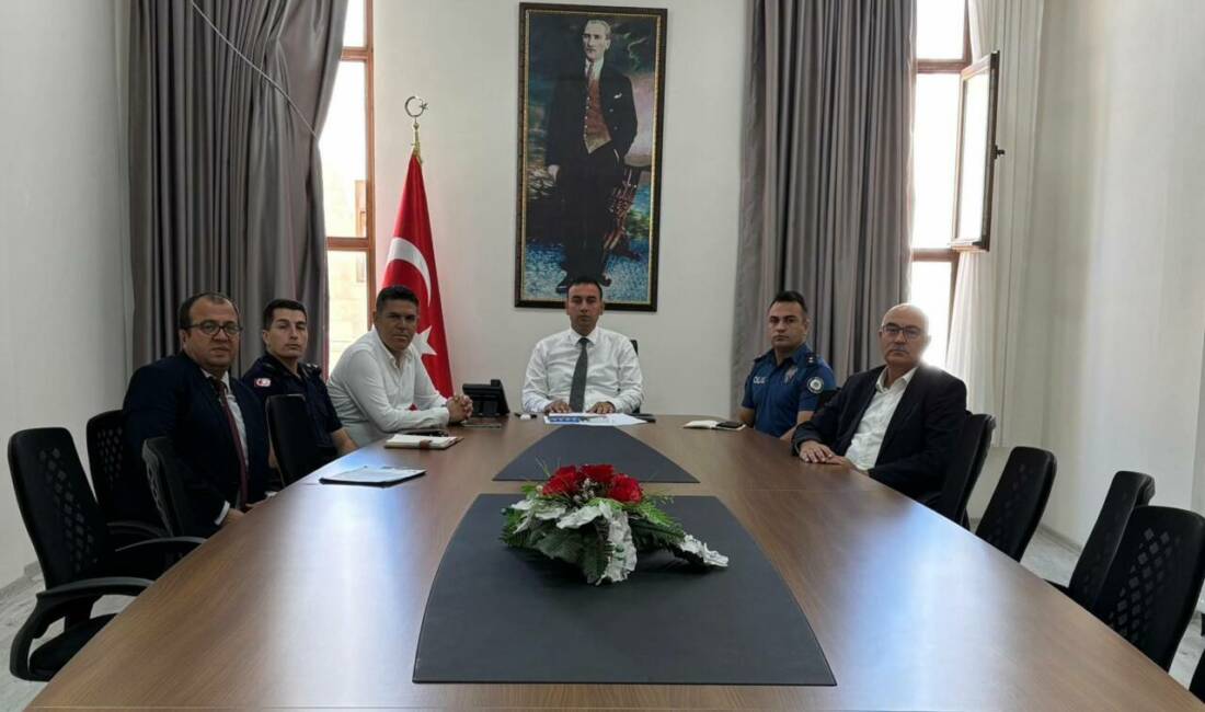 Sultanhanı’nda trafik komisyonu toplandı: Güvenlik ve düzen için yeni kararlar Aksaray’ın Sultanhanı ilçesinde, trafik düzeni ve güvenliği için önemli bir
