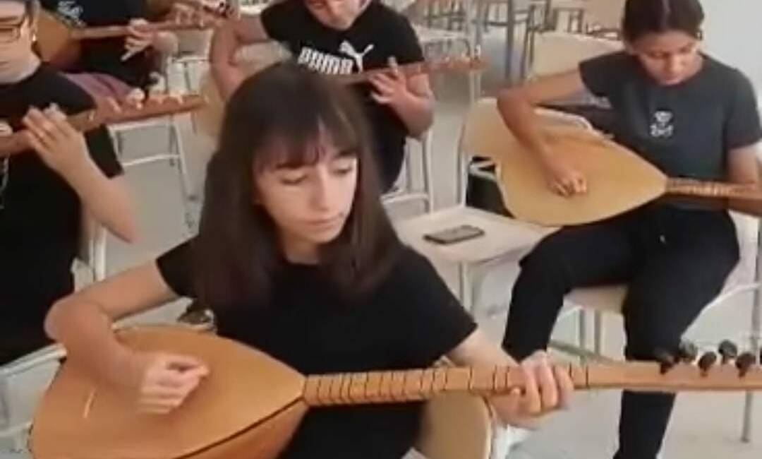 Saratlı Belediyesi tarafından organize edilen bağlama kursu, ilçede yaşayan çocuklar