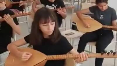 Saratlı Belediyesi tarafından organize edilen bağlama kursu, ilçede yaşayan çocuklar