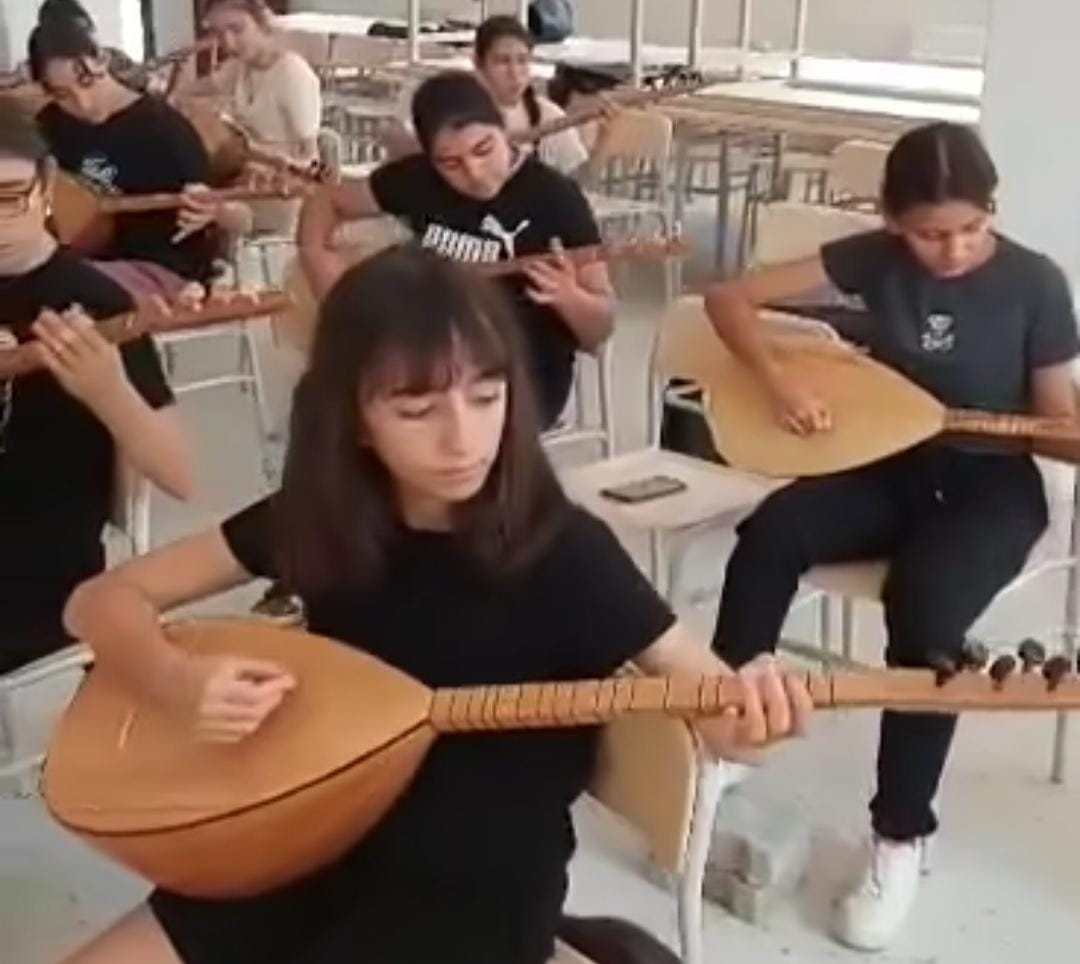 Saratlı Belediyesi tarafından organize edilen bağlama kursu, ilçede yaşayan çocuklar