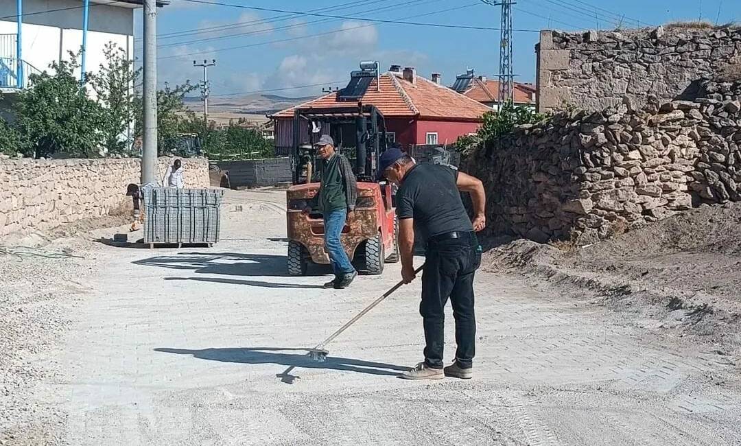 Saratlı Belediye Başkanı Cuma Kaplan, Karşıyaka Mahallesi’nde başlatılan taş döşeme
