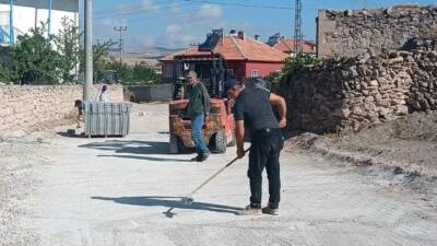 Saratlı Belediye Başkanı Cuma Kaplan, Karşıyaka Mahallesi’nde başlatılan taş döşeme