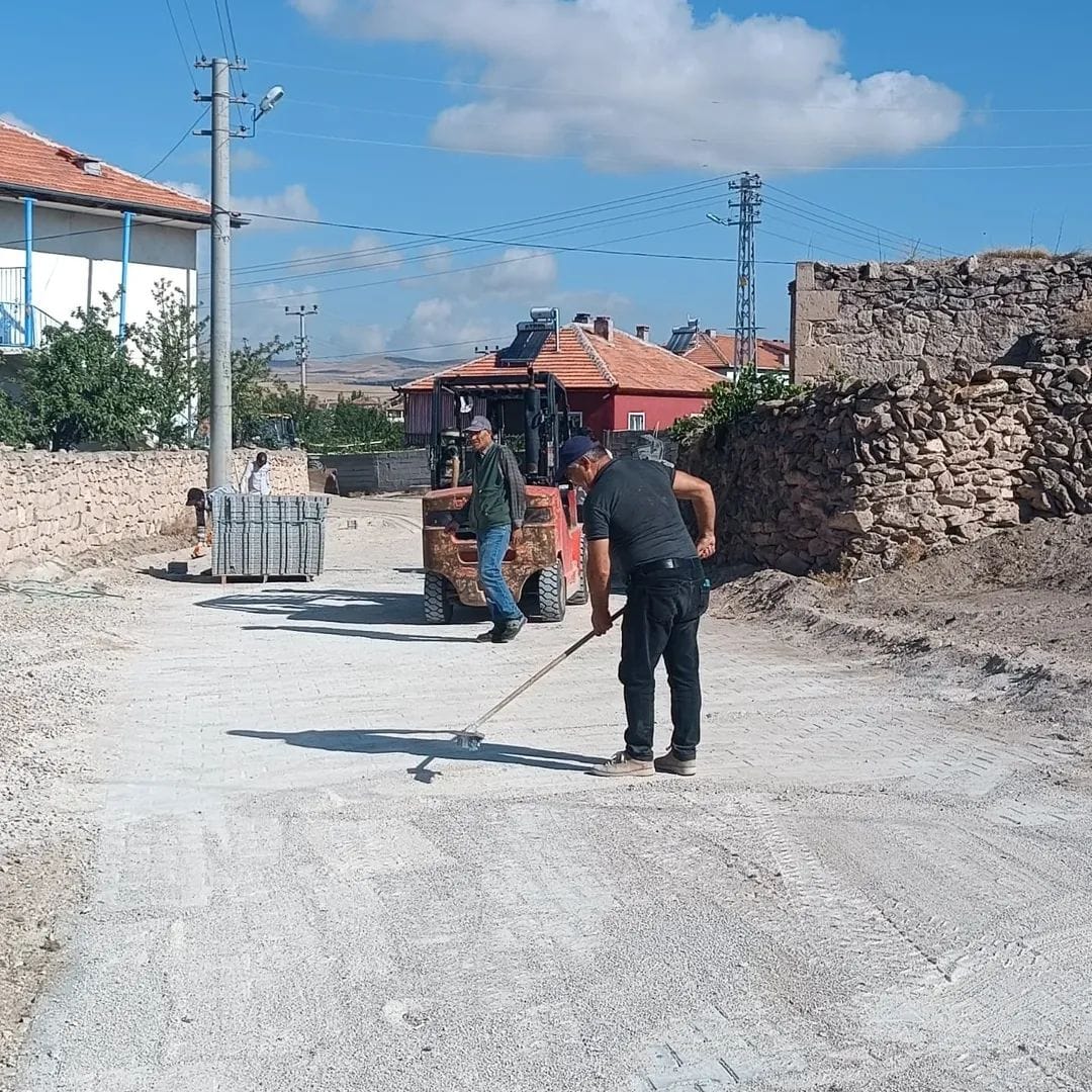 Saratlı Belediye Başkanı Cuma Kaplan, Karşıyaka Mahallesi’nde başlatılan taş döşeme
