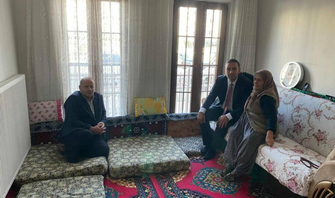 Sultanhanı Kaymakamı Bilal Göksun, ilçedeki ziyaretleri kapsamında yaşlı vatandaşlarla bir