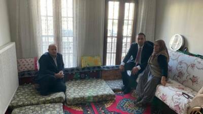 Sultanhanı Kaymakamı Bilal Göksun, ilçedeki ziyaretleri kapsamında yaşlı vatandaşlarla bir