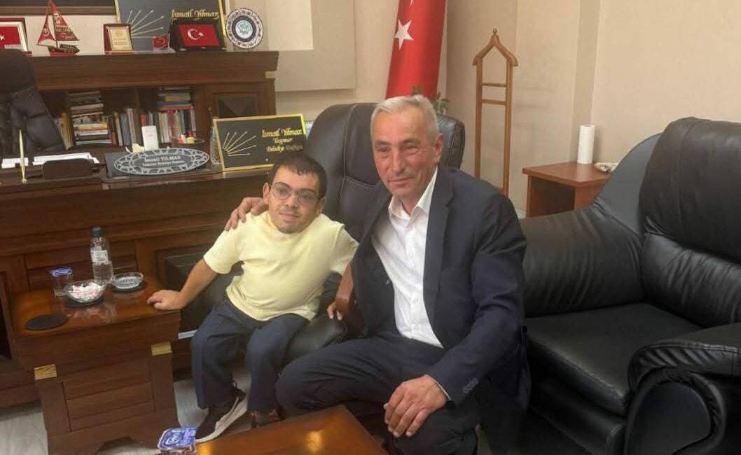 Taşpınar'da yaşayan özel birey Abdurrahman Tosun, Taşpınar Belediye Başkanı İsmail
