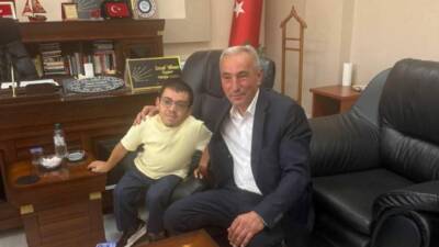 Taşpınar'da yaşayan özel birey Abdurrahman Tosun, Taşpınar Belediye Başkanı İsmail