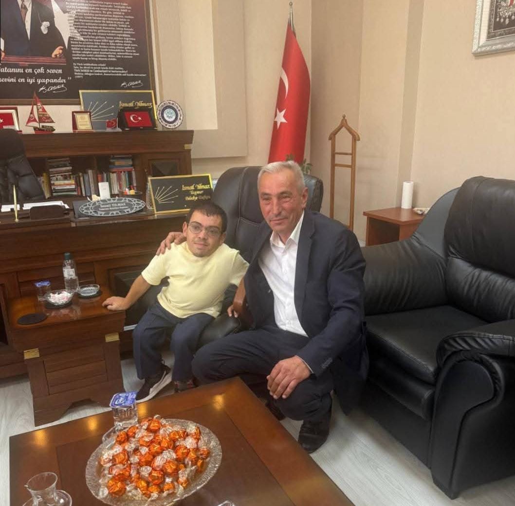 Taşpınar'da yaşayan özel birey Abdurrahman Tosun, Taşpınar Belediye Başkanı İsmail
